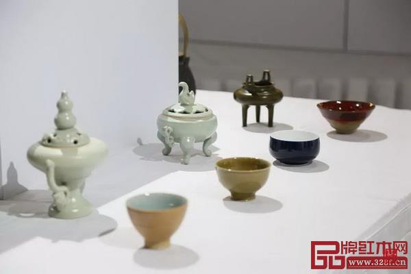 從東方花道藝術作品展示和插花體驗到藏茶藏香養(yǎng)生體驗、文創(chuàng)工藝品展覽等，吸引了眾多紅木家具愛好者