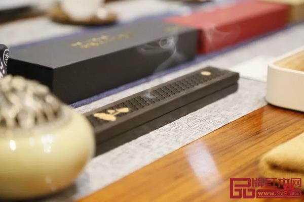 從東方花道藝術作品展示和插花體驗到藏茶藏香養(yǎng)生體驗、文創(chuàng)工藝品展覽等，吸引了眾多紅木家具愛好者