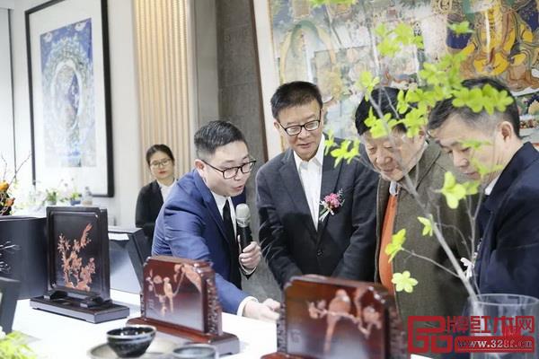 從東方花道藝術作品展示和插花體驗到藏茶藏香養(yǎng)生體驗、文創(chuàng)工藝品展覽等，吸引了眾多紅木家具愛好者