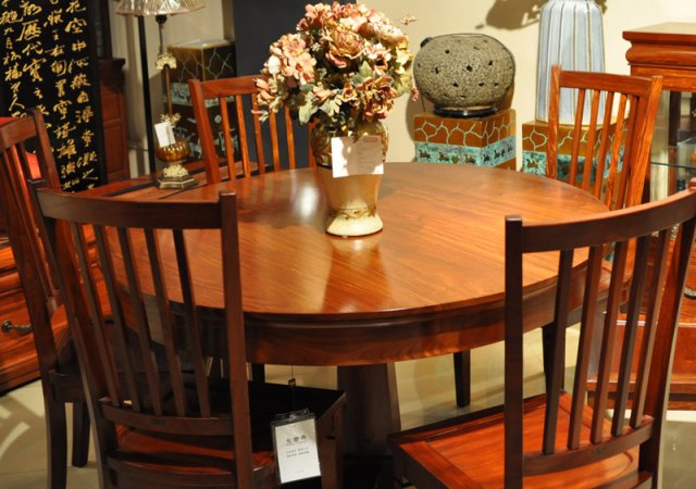 紅木餐桌選購以紫檀木質(zhì)量最好 更堅硬沉重