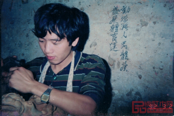 陳新平出身雕刻世家,自小師承名匠,學習雕刻技藝 陳新平出身雕刻世家,自小師承名匠,學習雕刻技藝