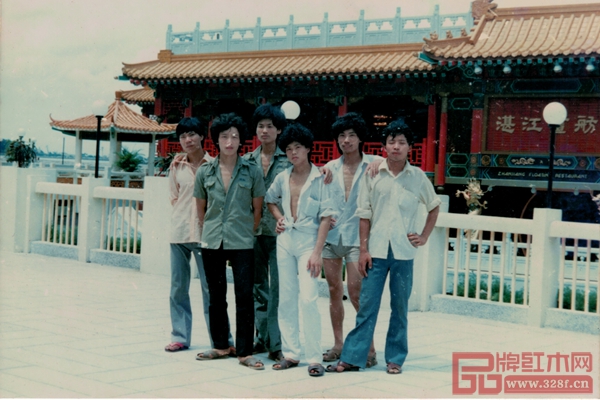 1989年,在陳新平(左二)的倡議和組織下,杜世春(右一)、陳正民(左四)等人的積極響應(yīng)下,“大不同”工作隊正式成立。照片攝于1989年湛江畫舫 1989年,在陳新平(左二)的倡議和組織下,杜世春(右一)、陳正民(左四)等人的積極響應(yīng)下,“大不同”工作隊正式成立。照片攝于1989年湛江畫舫