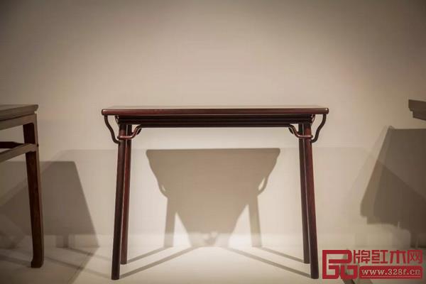 “黃花梨的秘密”明式家具賀歲展展品(圖片來自明清家具研習社) “黃花梨的秘密”明式家具賀歲展展品(圖片來自明清家具研習社)