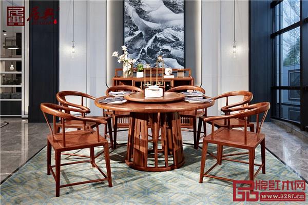 居典紅木《刺猬紫檀帶轉(zhuǎn)盤圓餐桌臺》