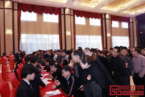 現(xiàn)場(chǎng)排隊(duì)簽約入駐“花園購(gòu)” 現(xiàn)場(chǎng)排隊(duì)簽約入駐“花園購(gòu)”