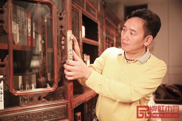 陳新平用心觸摸國方紅木家具,眼神里流露出對家具的喜愛與認(rèn)同 陳新平用心觸摸國方紅木家具,眼神里流露出對家具的喜愛與認(rèn)同
