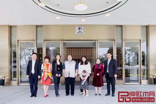 保加利亞共和國(guó)駐華大使館一等秘書、領(lǐng)事丹妮葉拉（右三），保加利亞工商聯(lián)合會(huì)粵港澳地區(qū)負(fù)責(zé)人杰富（左四），美國(guó)北加州深圳聯(lián)誼會(huì)會(huì)長(zhǎng)李穎（左二）以及大中華華人華僑文化交流基地秘書長(zhǎng)李小龍（左一）等與戴為紅木董事總經(jīng)理翁肖尤（左三）合影