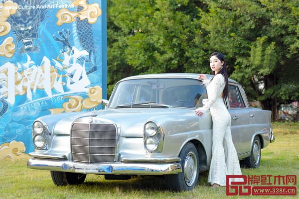 在復(fù)古味濃郁、具有年代感的經(jīng)典車型中領(lǐng)略不一樣的西方文化