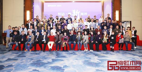 恒達(dá)木業(yè) 2019“水墨山水”秋季新品品鑒會(huì)暨“璞適”闊葉新中式品牌發(fā)布盛典嘉賓合影 恒達(dá)木業(yè) 2019“水墨山水”秋季新品品鑒會(huì)暨“璞適”闊葉新中式品牌發(fā)布盛典嘉賓合影