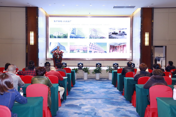 恒達(dá)木業(yè)設(shè)計(jì)總監(jiān)陳安兵進(jìn)行《恒達(dá)木業(yè)產(chǎn)品設(shè)計(jì)理念》講解 恒達(dá)木業(yè)設(shè)計(jì)總監(jiān)陳安兵進(jìn)行《恒達(dá)木業(yè)產(chǎn)品設(shè)計(jì)理念》講解