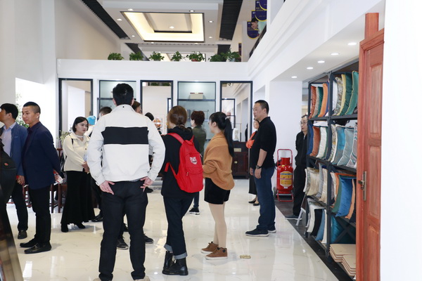 經(jīng)銷(xiāo)商參觀恒達(dá)木業(yè)展廳,贊不絕口 經(jīng)銷(xiāo)商參觀恒達(dá)木業(yè)展廳,贊不絕口