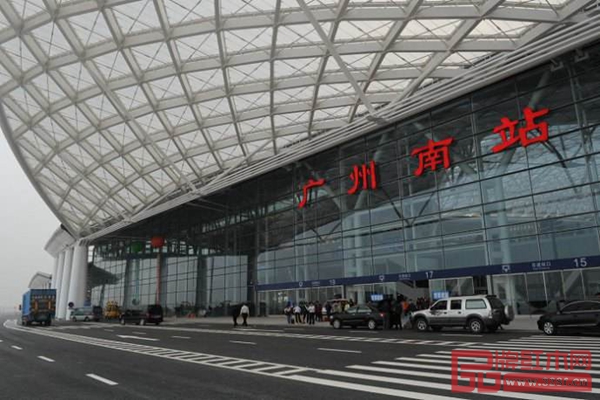 廣州南站作為全國??縿榆嚱M數(shù)量最多的鐵路車站,是華南地區(qū)最繁忙的鐵路客運站 廣州南站作為全國停靠動車組數(shù)量最多的鐵路車站,是華南地區(qū)最繁忙的鐵路客運站