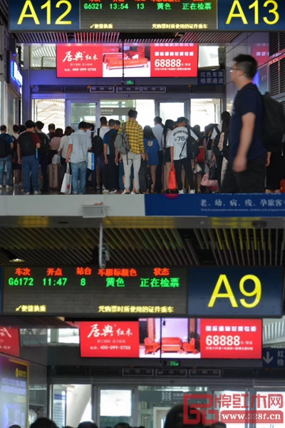 居典紅木在廣州南站檢票口處的LED屏廣告 居典紅木在廣州南站檢票口處的LED屏廣告