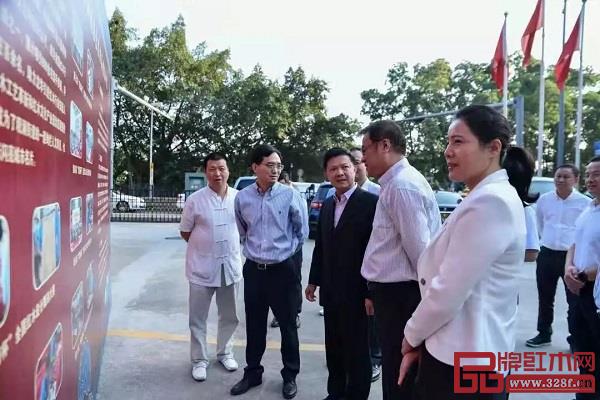 龍華區(qū)人力資源局局長陳智謙同志現(xiàn)場就競賽背景、歷屆概況及本屆比賽的相關情況等進行詳細介紹 龍華區(qū)人力資源局局長陳智謙同志現(xiàn)場就競賽背景、歷屆概況及本屆比賽的相關情況等進行詳細介紹