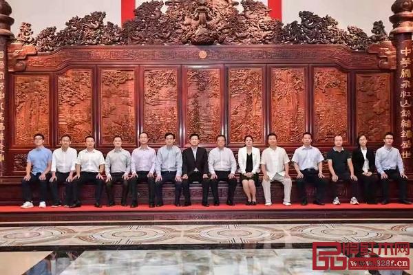 韓兵書記一行在美聯(lián)紅木藝術博物館合影留念 韓兵書記一行在美聯(lián)紅木藝術博物館合影留念