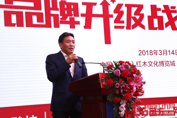 國方家居董事長陳新平現(xiàn)場發(fā)布品牌戰(zhàn)略升級計劃 國方家居董事長陳新平現(xiàn)場發(fā)布品牌戰(zhàn)略升級計劃