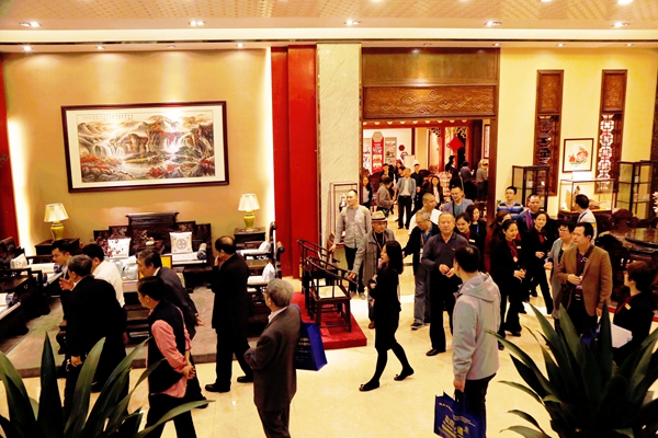 由紅木行業(yè)專家、經(jīng)銷商近200人組成的“觀摩團”參觀國方家居總部大廈 由紅木行業(yè)專家、經(jīng)銷商近200人組成的“觀摩團”參觀國方家居總部大廈