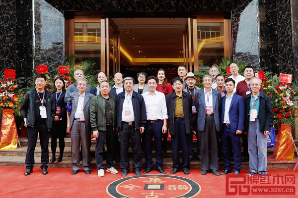 “觀摩團”在國方家居總部大廈前合影留念 “觀摩團”在國方家居總部大廈前合影留念
