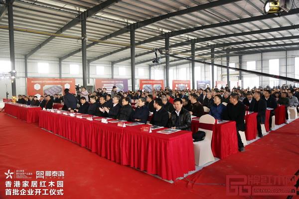 來自北京、廣東、湖南、湖北等地的政府領(lǐng)導(dǎo)、商協(xié)會嘉賓，以及全國各地的家居界精英等近千人出席，共同見證這一盛事