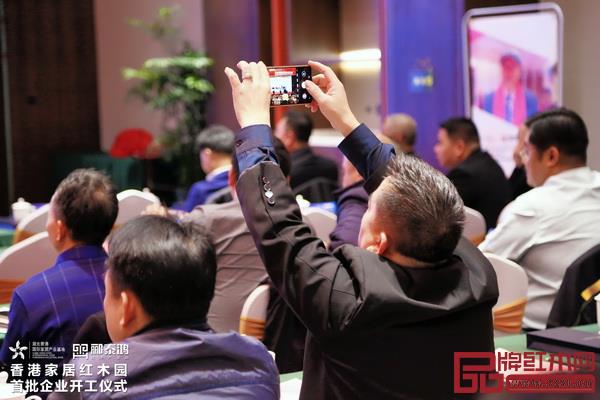 到場嘉賓認(rèn)真傾聽，并拍照記錄