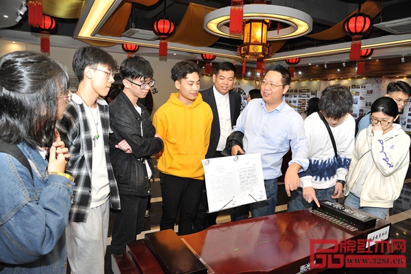 五邑大學(xué)的師生們近距離了解中國傳統(tǒng)工藝,感受紅木家具的魅力,學(xué)習(xí)紅木經(jīng)典文化 五邑大學(xué)的師生們近距離了解中國傳統(tǒng)工藝,感受紅木家具的魅力,學(xué)習(xí)紅木經(jīng)典文化