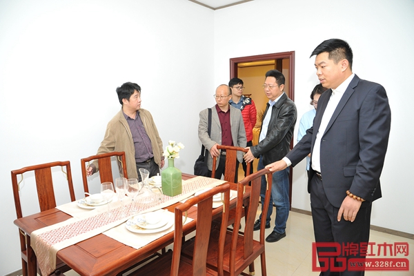 五邑大學(xué)的師生們近距離了解中國傳統(tǒng)工藝,感受紅木家具的魅力,學(xué)習(xí)紅木經(jīng)典文化 五邑大學(xué)的師生們近距離了解中國傳統(tǒng)工藝,感受紅木家具的魅力,學(xué)習(xí)紅木經(jīng)典文化