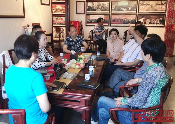 金華市科技局與東陽市科技局領(lǐng)導(dǎo)們到御乾堂紅木調(diào)研指導(dǎo)技改創(chuàng)新工作