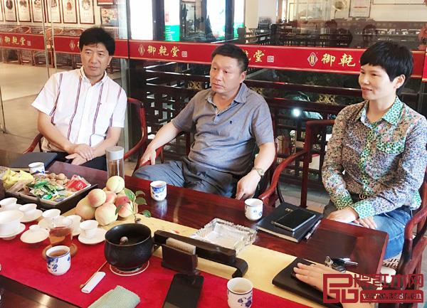 金華市科技局副局長(zhǎng)胡衛(wèi)國(guó)（中）在交流會(huì)上對(duì)御乾堂紅木在技改工作上的決心與力度表示了肯定