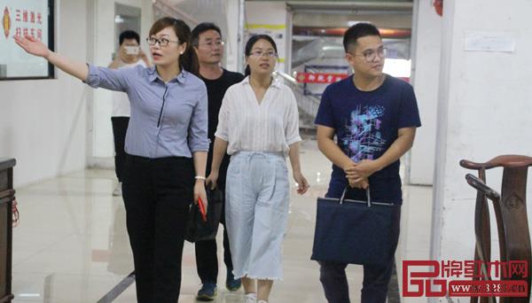 金華市科技局、東陽市科技局領(lǐng)導(dǎo)們對(duì)御乾堂紅木工廠進(jìn)行實(shí)地考察