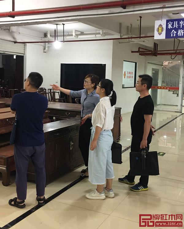 金華市科技局、東陽市科技局領(lǐng)導(dǎo)們對(duì)御乾堂紅木工廠進(jìn)行實(shí)地考察