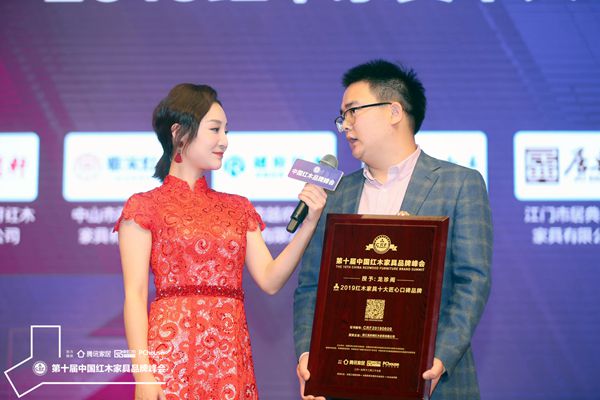 龍珍閣總經(jīng)理陸勛接受湖北衛(wèi)視主持人劉熙燁采訪