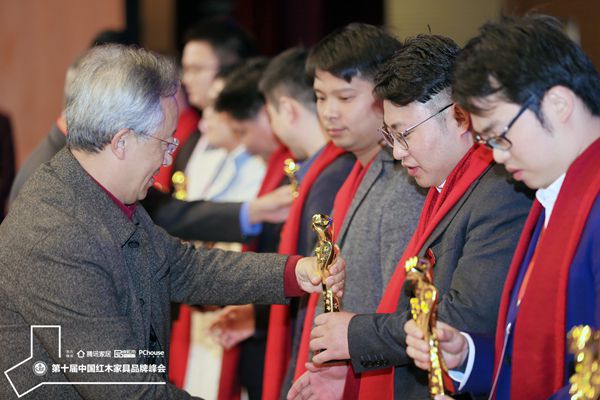 全聯(lián)藝術(shù)紅木家具專業(yè)委員會(huì)專家顧問、華南農(nóng)業(yè)大學(xué)博士生導(dǎo)師李凱夫?yàn)闈h府家具董事長(zhǎng)馬漢龍頒發(fā)“2019紅木家具杰出青年企業(yè)家”獎(jiǎng)杯