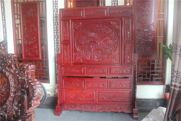 大紅酸枝紅木屏風(fēng) 讓國(guó)內(nèi)外參觀者驚嘆不