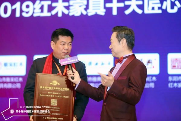 尹付林(左一)正接受中央電視臺主持人趙保樂(右一)的采訪 尹付林(左一)正接受中央電視臺主持人趙保樂(右一)的采訪