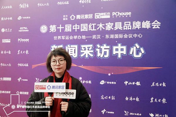 恒達(dá)木業(yè)銷售經(jīng)理盛園園接受品牌紅木、騰訊家居、太平洋家居媒體采訪 恒達(dá)木業(yè)銷售經(jīng)理盛園園接受品牌紅木、騰訊家居、太平洋家居媒體采訪