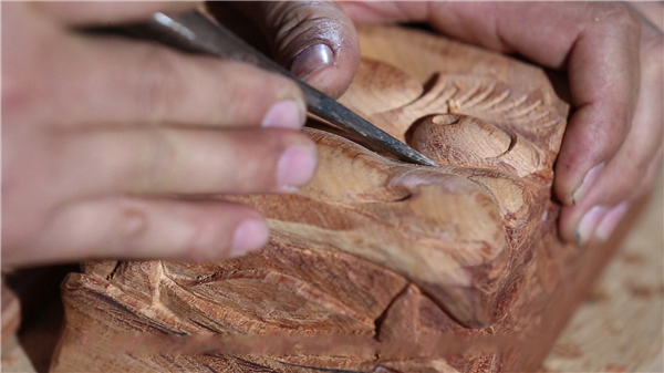 海強紅木匠人用匠心創(chuàng)造品質(zhì)家具.jpg 海強紅木匠人用匠心創(chuàng)造品質(zhì)家具.jpg