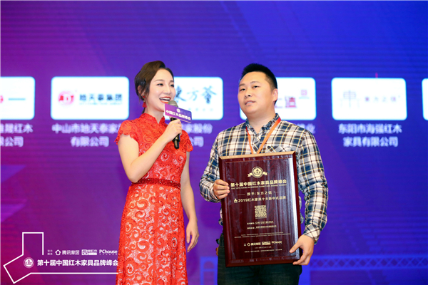 海強紅木總經(jīng)理陳敬奇接受湖北衛(wèi)視主持人劉熙燁采訪.jpg 海強紅木總經(jīng)理陳敬奇接受湖北衛(wèi)視主持人劉熙燁采訪.jpg