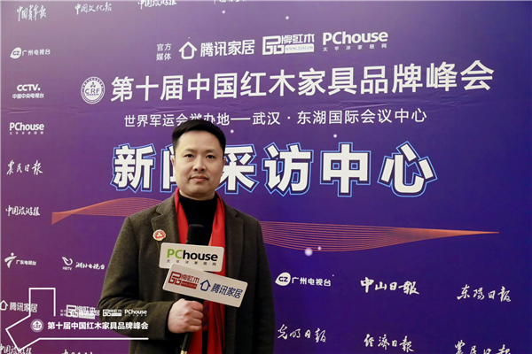 雙洋紅木營銷總監(jiān)姜鵬接受騰訊家居、太平洋家居、品牌紅木網(wǎng)采訪.jpg 雙洋紅木營銷總監(jiān)姜鵬接受騰訊家居、太平洋家居、品牌紅木網(wǎng)采訪.jpg