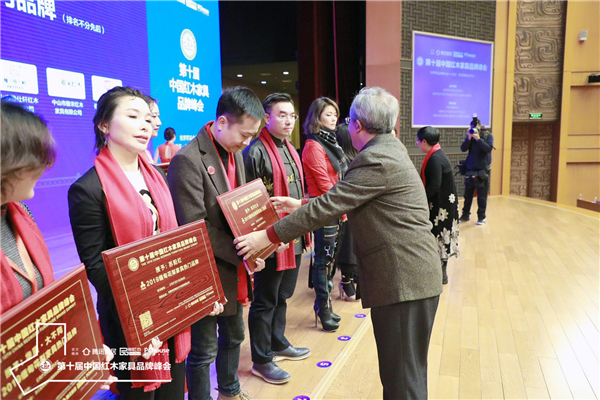 華南農(nóng)業(yè)大學(xué)博士生導(dǎo)師李凱夫教授為雙洋紅木(左三)頒獎(jiǎng).jpg 華南農(nóng)業(yè)大學(xué)博士生導(dǎo)師李凱夫教授為雙洋紅木(左三)頒獎(jiǎng).jpg