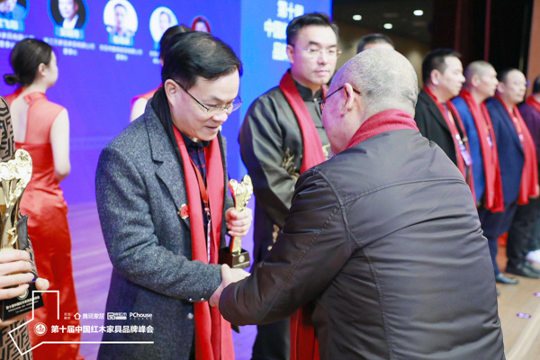 雄業(yè)紅木董事長鐘超雄榮獲“2019紅木家具十大風云企業(yè)家”,中國高等教育家具設計專業(yè)創(chuàng)始人胡景初為其頒獎 雄業(yè)紅木董事長鐘超雄榮獲“2019紅木家具十大風云企業(yè)家”,中國高等教育家具設計專業(yè)創(chuàng)始人胡景初為其頒獎