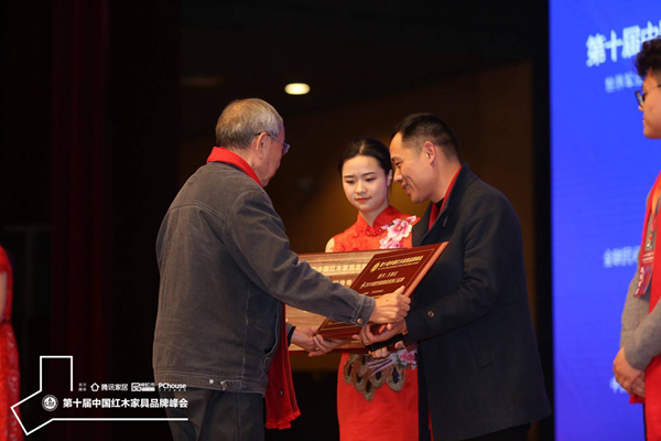 曹新民給萬事紅董事長蔣國洪頒發(fā)獎牌 曹新民給萬事紅董事長蔣國洪頒發(fā)獎牌