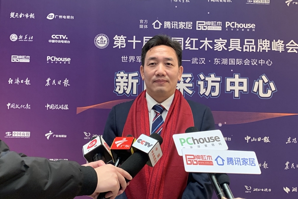 國方董事長陳新平正接受中央電視臺、廣東電視臺、廣州日報、騰訊家居、太平洋家居、品牌紅木等媒體的采訪 國方董事長陳新平正接受中央電視臺、廣東電視臺、廣州日報、騰訊家居、太平洋家居、品牌紅木等媒體的采訪