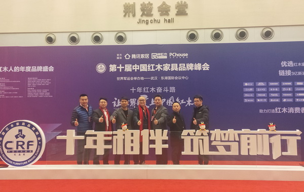沽之大匠營銷總監(jiān)胡欣(左一)與眾多東陽青年企業(yè)家在第十屆中國紅木家具品牌峰會現(xiàn)場合影 沽之大匠營銷總監(jiān)胡欣(左一)與眾多東陽青年企業(yè)家在第十屆中國紅木家具品牌峰會現(xiàn)場合影