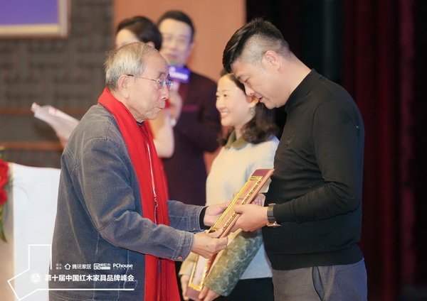 紅木家具著名技術(shù)專家曹新民為阿青嫂頒發(fā)全聯(lián)藝術(shù)紅木家具專業(yè)委員會委員單位牌匾 紅木家具著名技術(shù)專家曹新民為阿青嫂頒發(fā)全聯(lián)藝術(shù)紅木家具專業(yè)委員會委員單位牌匾