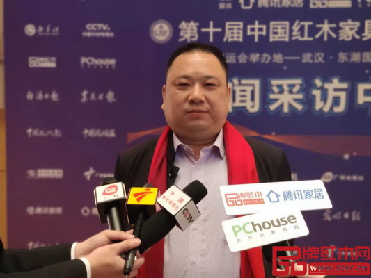 福建懷古紅木總經(jīng)理徐衛(wèi)紅接受中央電視臺(tái)、騰訊家居、廣東電視臺(tái)、太平洋家居等主流媒體采訪 福建懷古紅木總經(jīng)理徐衛(wèi)紅接受中央電視臺(tái)、騰訊家居、廣東電視臺(tái)、太平洋家居等主流媒體采訪