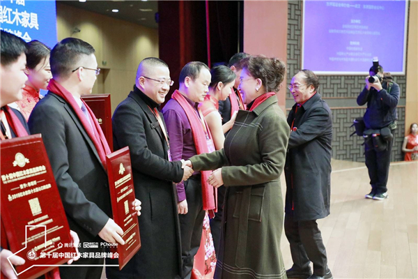 中國收藏家協(xié)會副會長維佳女士為越府紅木董事長葛亮攀頒獎.jpg 中國收藏家協(xié)會副會長維佳女士為越府紅木董事長葛亮攀頒獎.jpg