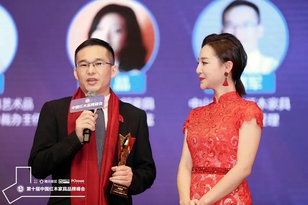 雅宋紅木總經(jīng)理石擁軍接受湖北衛(wèi)視主持人劉熙燁的采訪 雅宋紅木總經(jīng)理石擁軍接受湖北衛(wèi)視主持人劉熙燁的采訪