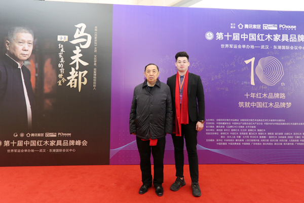 國務(wù)院參事室特邀研究員,國家人力資源與社會保障部原黨組副書記、常務(wù)副部長楊志明與志成紅木副總經(jīng)理陳嘉誠合影留念 國務(wù)院參事室特邀研究員,國家人力資源與社會保障部原黨組副書記、常務(wù)副部長楊志明與志成紅木副總經(jīng)理陳嘉誠合影留念