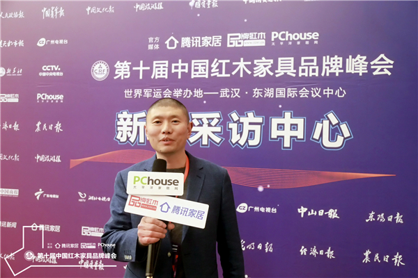 古森紅木董事長(zhǎng)吳飛陽(yáng)接受騰訊家居、太平洋家居、品牌紅木網(wǎng)采訪.jpg 古森紅木董事長(zhǎng)吳飛陽(yáng)接受騰訊家居、太平洋家居、品牌紅木網(wǎng)采訪.jpg
