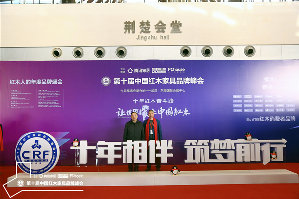 國(guó)務(wù)院參事室特邀研究員,國(guó)家人力資源與社會(huì)保障部原黨組副書記、常務(wù)副部長(zhǎng)楊志明(左)與古森紅木董事長(zhǎng)吳飛陽(yáng)(右)合影留念.jpg 國(guó)務(wù)院參事室特邀研究員,國(guó)家人力資源與社會(huì)保障部原黨組副書記、常務(wù)副部長(zhǎng)楊志明(左)與古森紅木董事長(zhǎng)吳飛陽(yáng)(右)合影留念.jpg